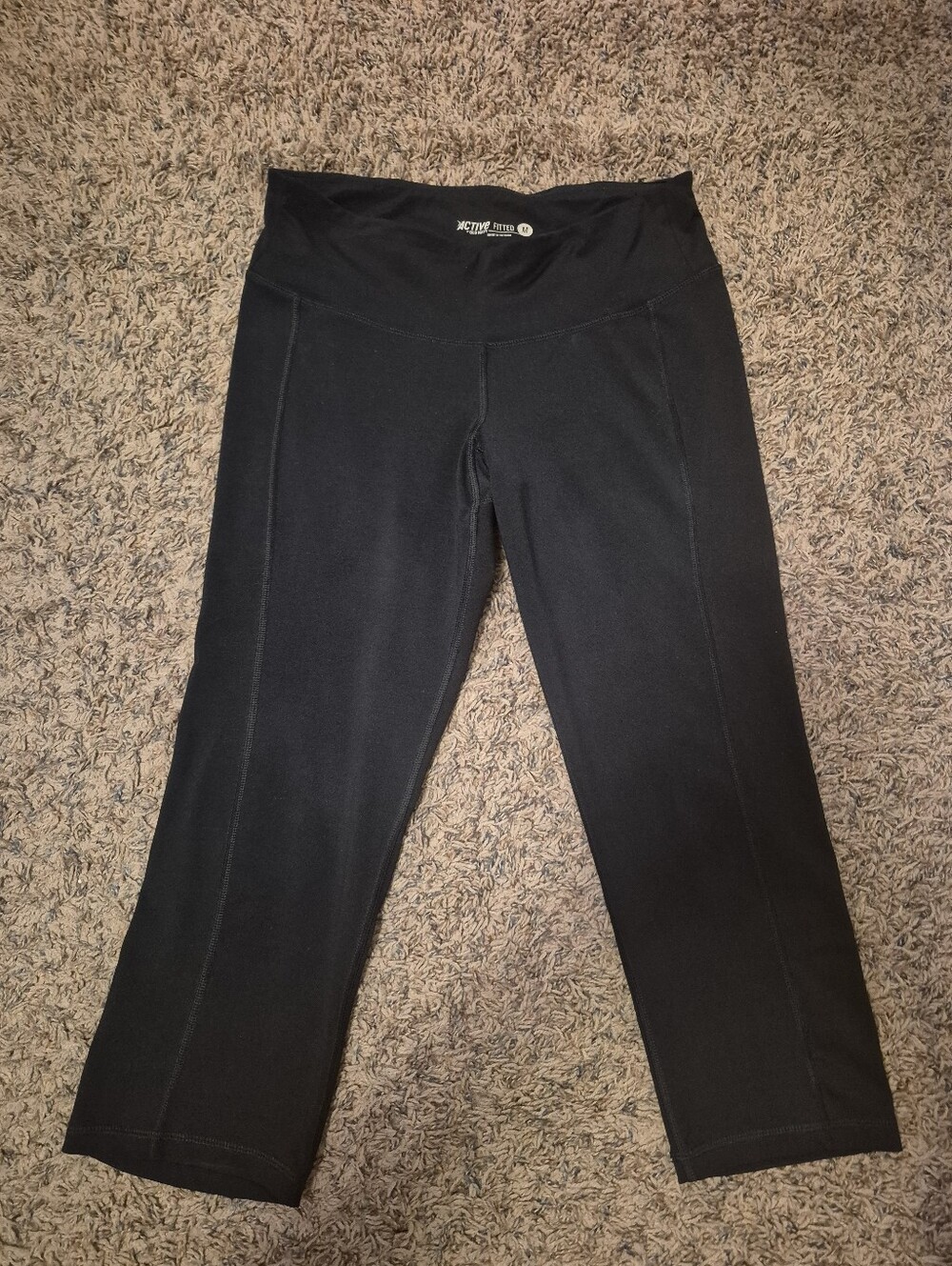 Old Navy Active Fitted Mid-Rise Capri Black Leggings  Size Medium
